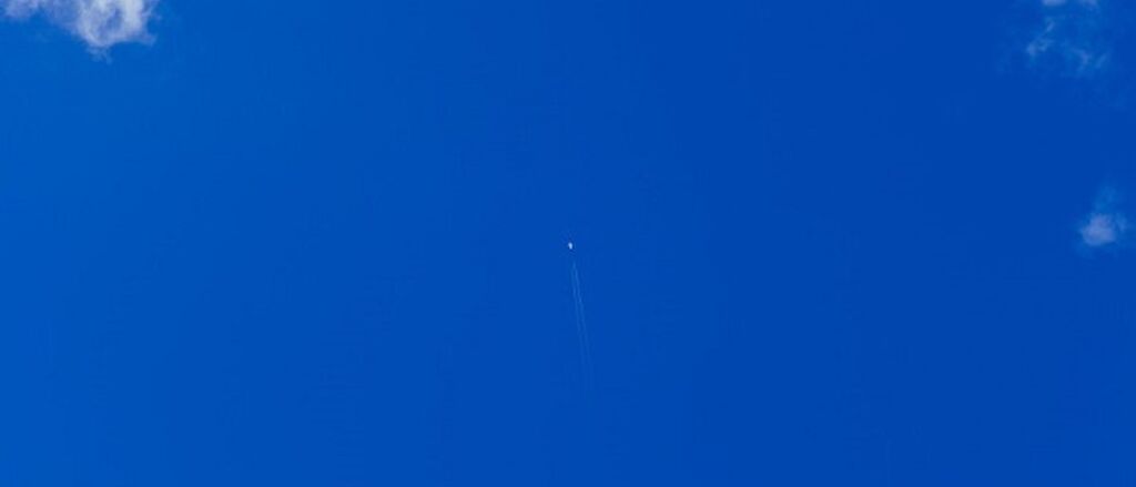 Airplane blue flying 1813 825x550